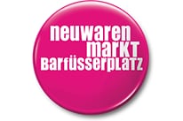 Rosa Button mit Aufschrift 'neuwaren markt Barfüsserplatz'.