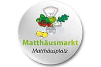 Logo des Matthäusmarkts mit Gemüse und Waage.