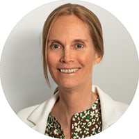 Porträt Sibylle Feuz mit hellem Hintergrund.