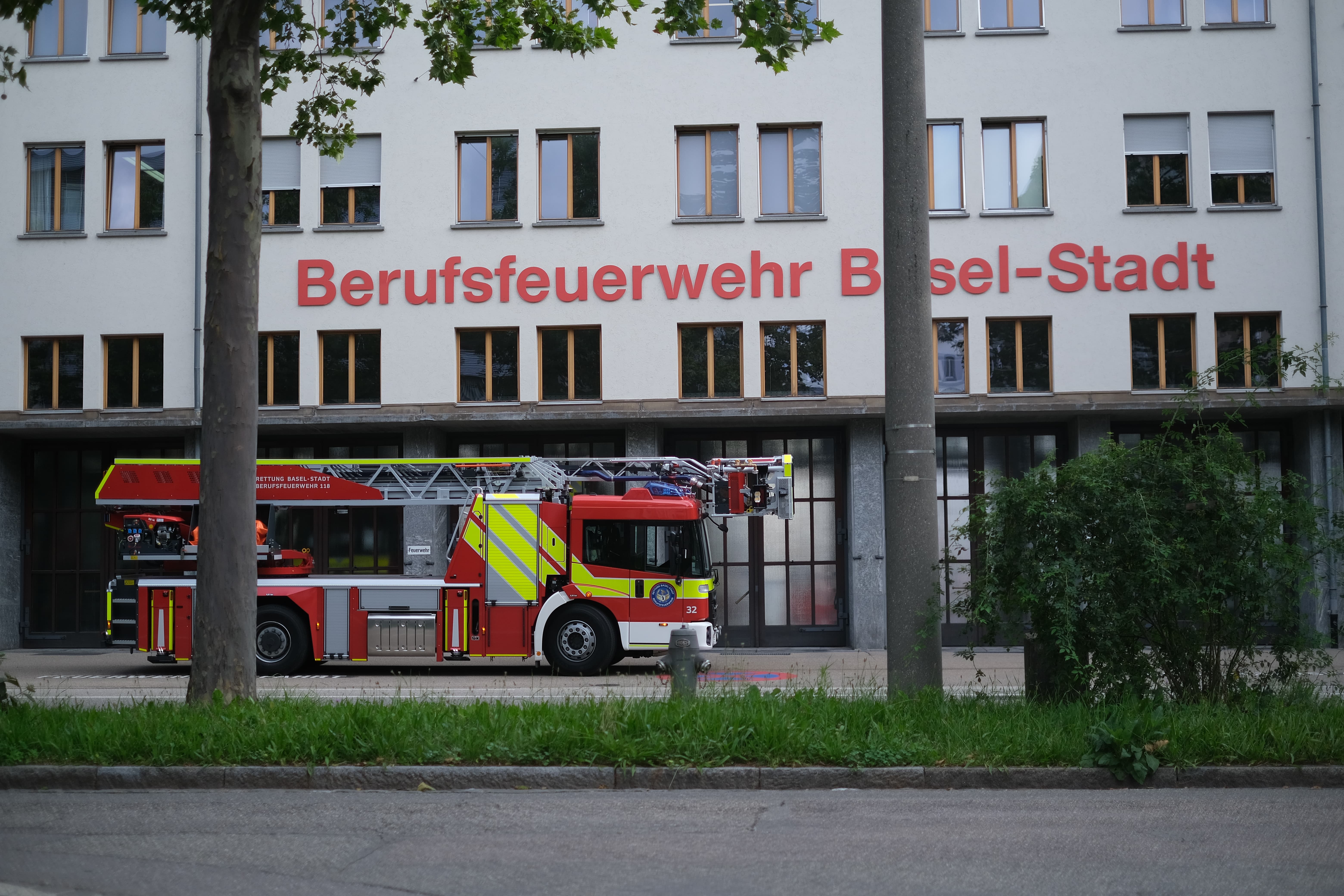 Berufsfeuerwehr Basel Drehleiter fährt vor der Berufsfeuerwehr Basel durch