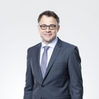 Das Bild zeigt ein Portrait von Regierungsrat Kaspar Sutter. Er trägt einen Anzug mit Krawatte.