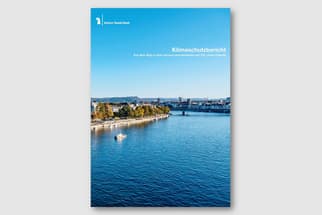 Titelseite eines Klimaschutzberichts mit Fluss und Stadtansicht.