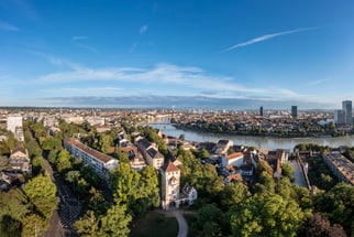 Panoramablick auf Basel und den Rhein.