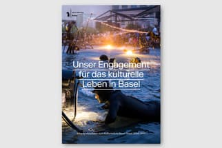 Tinguelybrunnen mit Lichtern, Text 'Unser Engagement für das kulturelle Leben in Basel'.