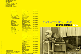 Gelbes Cover des Jahresberichts 2002 des Staatsarchivs Basel-Stadt mit Mann in Zimmer.