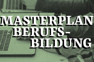 Text 'Masterplan Berufsbildung' über Laptop auf grünem Hintergrund.