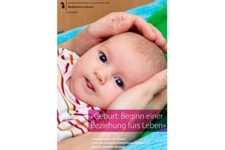 Baby in gestreiftem Tuch gehalten, Text