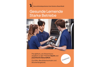 Drei Personen in blauer Kleidung diskutieren an einem Bildschirm in einer Arbeitsplatzumgebung.