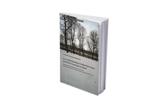 Buch mit Bäumen und Gebäude auf dem Cover.