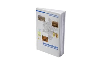 Jahresbericht 2004 Buchumschlag mit Bildern und Texten.