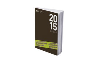 Buch mit schwarzem Cover und Jahreszahl 2015.