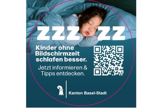 Schlafendes Kind mit Text über Bildschirmzeit, QR-Code und Logo von Kanton Basel-Stadt.
