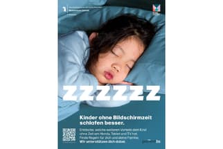 Schlafendes Kind mit Text über Bildschirmzeit.