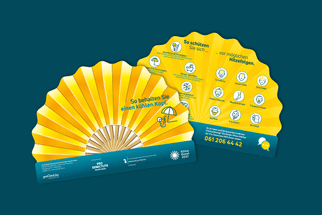 Gelbe Faltbroschüre mit Sonnenschirm-Design und Hitzeschutzinformationen.