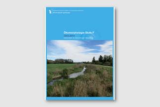 Buchcover mit Landschaftsbild und blauem Hintergrund.