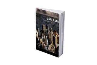 Buch mit dem Titel 'UNTER UNS'.