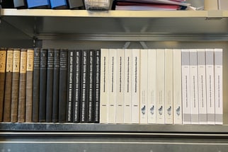 Bücherregal mit einem Auszug der über 100 Ausgaben des Statistischen Jahrbuchs des Kantons Basel-Stadt.