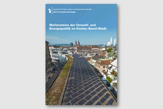 Blick auf Solarpanels und Stadtsilhouette von Basel-Stadt.