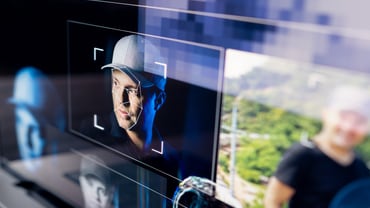 Digitales Gesichtserkennungsfoto auf Bildschirm mit Mütze tragender Person.