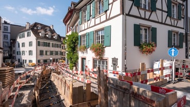 Baustelle mit Leitungsgräben neben historischen Fachwerkhäusern am östlichen Ende der Rheingasse