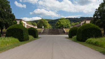 Breite Strasse mit Bäumen und den Treppen zum Kapellenplatz im Friedhof am Hörnli.