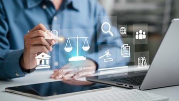 Person verwendet virtuelle rechtliche Symbole am Laptop.