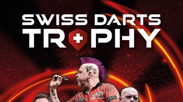 Plakat der Swiss Darts Trophy mit sechs Dartspielern und Flammenmotiv.