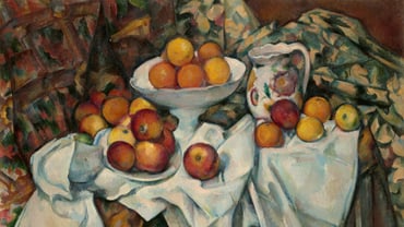 Gemälde vom Stillleben mit Obst und Krug auf Tischdecke.