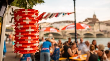 Rotes Papierlaterne bei einem Fest am Flussufer.