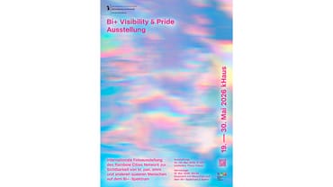 Poster der Bi+ Visibility & Pride Ausstellung mit buntem Hintergrund.