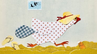 Kollage eines Huhns mit Hut und Flip-Flops auf Sand.