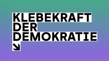 Text 'Klebekraft der Demokratie' auf farbigem Hintergrund.