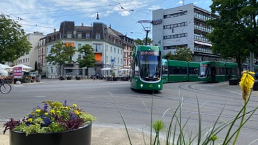 Tram fährt über den Tellplatz.