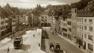 Historisches Stadtbild mit Strassenbahn und Pferdekutschen am Fischmarkt.