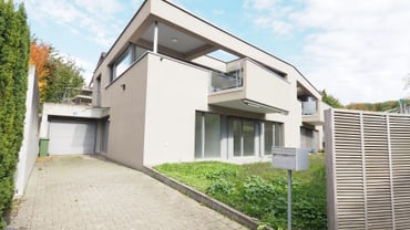 Moderne Villa mit gepflasterter Einfahrt und Balkon