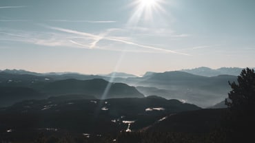 Berglandschaft bei Sonnenschein, Nebel im Tal.
