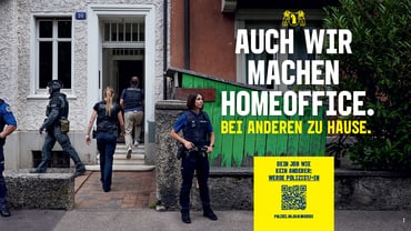 Polizisten führen eine Razzia in einem Wohnhaus durch.