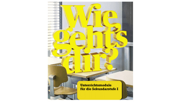 Gelbe Schrift 'Wie geht's dir?' über Schulklassenzimmer.",