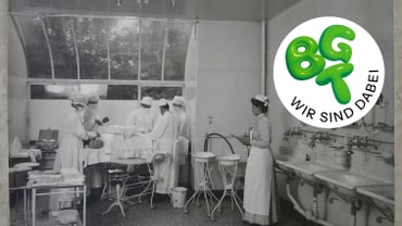 Historisches OP-Foto mit Ärzten und Krankenschwestern, Logo darübergelegt.