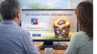 Zwei Personen betrachten einen Computermonitor mit einer Löschmeldung von BalTax 2020.