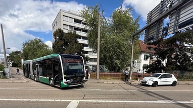BVB-Bus kollidiert bei Einfahrt auf Brüglingerstrasse mit Auto