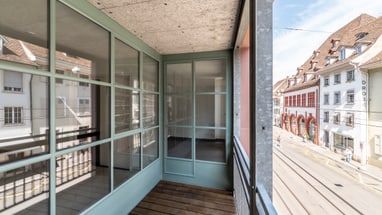 Veranda mit Glaswänden und Blick auf die Spalenvorstadt.