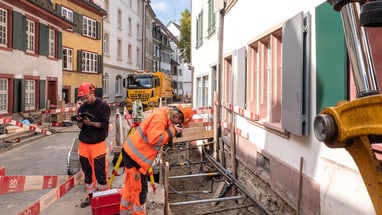 Bauarbeiter bei Strassenarbeiten in einer Stadtstrasse.