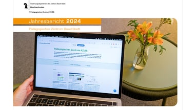 Laptop mit Webseite, Vase mit Blumen auf Tisch, Jahresbericht 2024 Titel darüber.