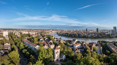 Panoramablick auf Basel und den Rhein.