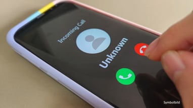 Smartphone mit eingehendem Anruf von Unbekanntem.