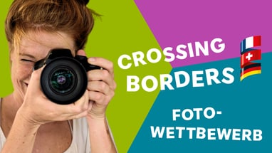 Frau mit Kamera, Schriftzug Crossing Borders Fotowettbewerb