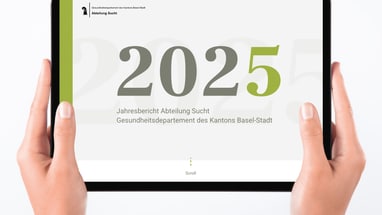 Person hält Tablet mit Jahr 2025 auf dem Bildschirm.