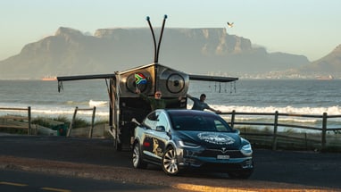 Solarbetriebenes Auto mit solarbetriebenem Wohnanhänger