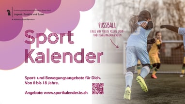 Kinder spielen Fussball auf einem Sportplatz im Hintergrund, mit Text über Sportkalender im Vordergrund.